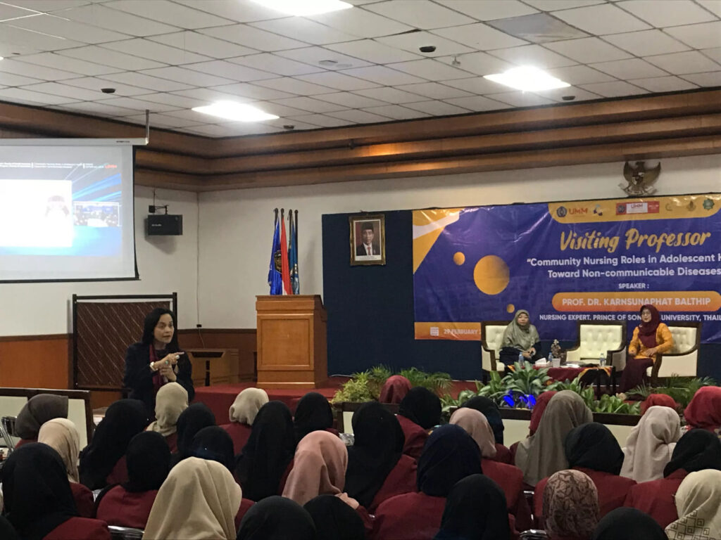 Sebanyak 250 mahasiswa program studi D3 dan S1 keperawatan Fakultas Ilmu Kesehatan (FIKES) Universitas Muhammadiyah Malang (UMM) mengikuti kuliah tamu tentang penyakit tidak menular di Kampus II UMM Kamis (29/2) lalu.