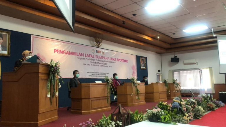 Pendidikan Program Profesi Apoteker Fakultas Ilmu Kesehatan Universitas Muhammadiyah Malang telah menyelenggarakan acara prosesi Pelantikan dan Pengambilan Sumpah ApotekerAngkatan ke 4 Periode tahun 2020. Acara tersebut diselenggarakan pada Senin, 27 Juli 2020. Seperti diketahui Program Studi Profesi Apoteker telah berdiri tahun 2016 berdasarkan SK Menteri Riset, Teknologi, dan PT no. 446/ KPT/I/2016. Dan sekarang telah meluluskan empat periode lulusan. 