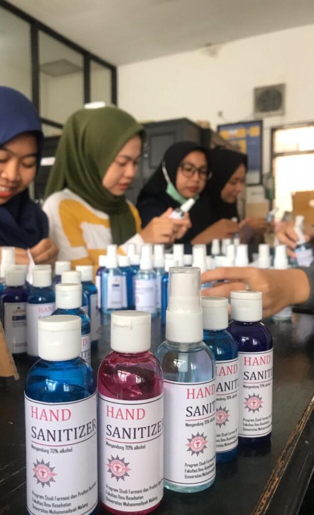 Fikes UMM Produksi Hand Sanitizer, Aman Bagi Kulit Efektif Sebagai Antiseptik, Langkah cepat langsung diambil oleh Laboratorium Farmasi Fakultas Ilmu Kesehatan Universitas Muhammadiyah Malang (Fikes UMM), untuk antisipasi meluasnya virus corona di lingkungan kampus.