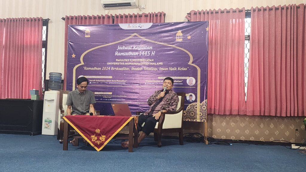 Dalam suasana semarak Ramadan, Fakultas Ilmu Keperawatan dan Ilmu Kesehatan (FIKES) Universitas Muhammadiyah Malang (UMM) menggelar pengajian rutin dengan pembicara spesial, Faqih Ruhyanudin, M. Kep., Sp. Kep. MB. Bertempat di ruang rapat ICMI (15 Maret), para peserta diajak merenung dalam keberkahan Ramadan dan upaya meraihnya.