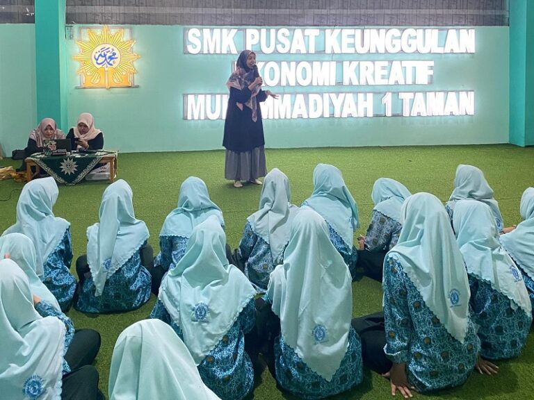 FIKES UMM Sosialisasi PMB 2025 dan Edukasi Penyuluhan Penggunaan Obat di SMK 2 Taman Muhammadiyah Sidoarjo