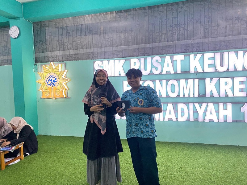 Bersama-salah-seorang-siswa-SMK-2-Taman-Sidoarjo