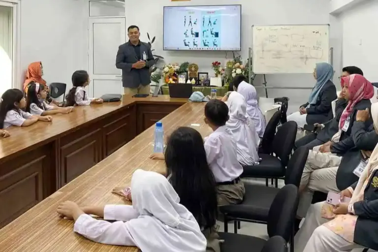 Fisioterapi-FIKES-UMM-edukasi-postur-belajar-yang-benar-kepada-siswa-SIB-Thailand.